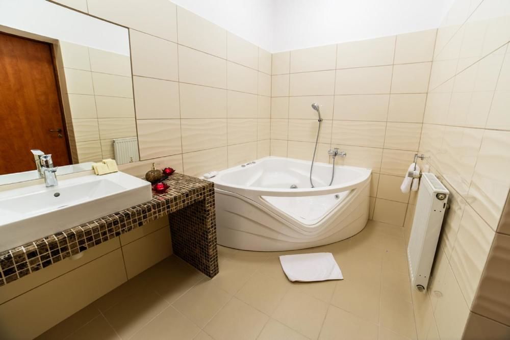 Отель Hotel Wellness & Spa Nowy Dwór Жешув-41